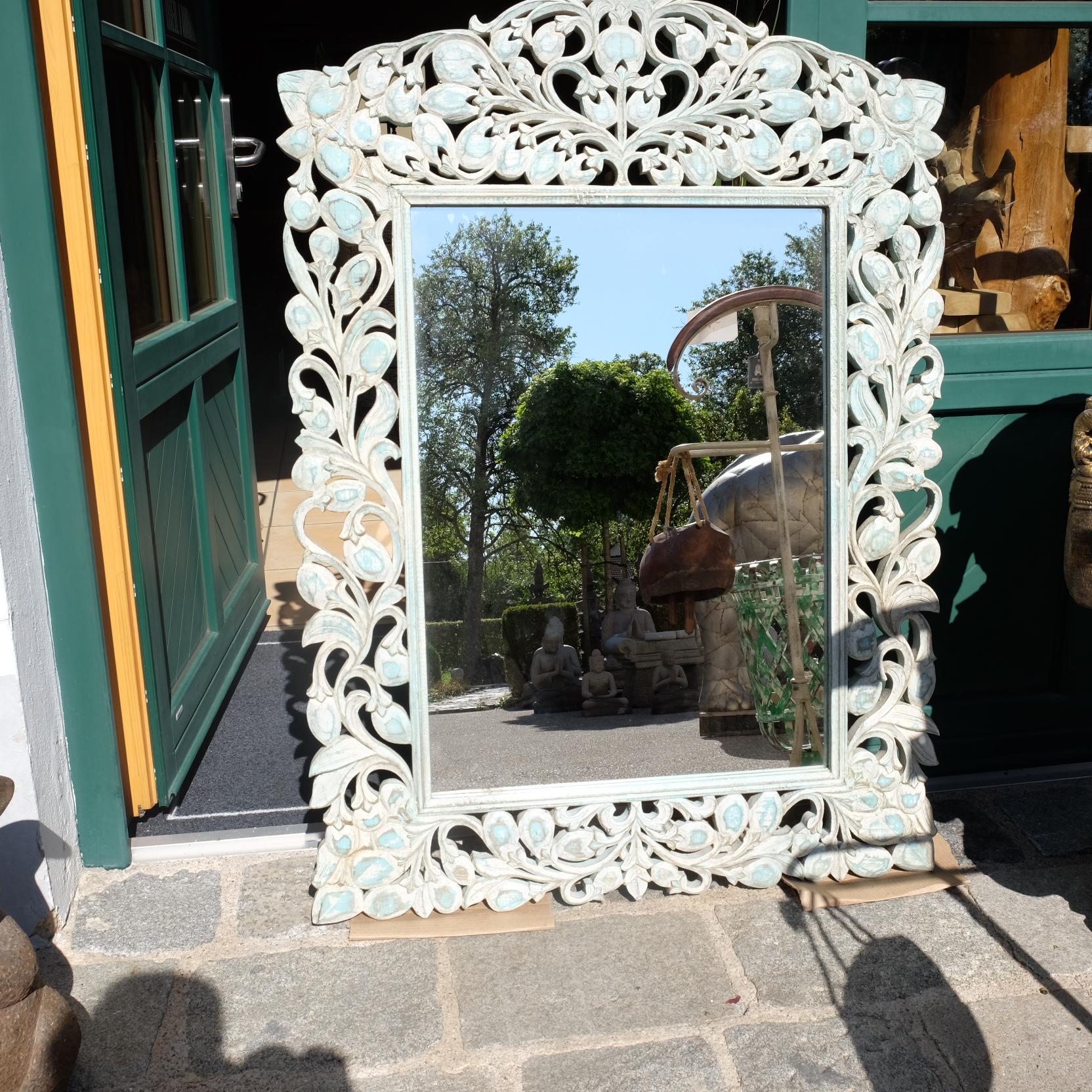 Spiegel in geschnitztem Rahmen mit floralen Ornamenten