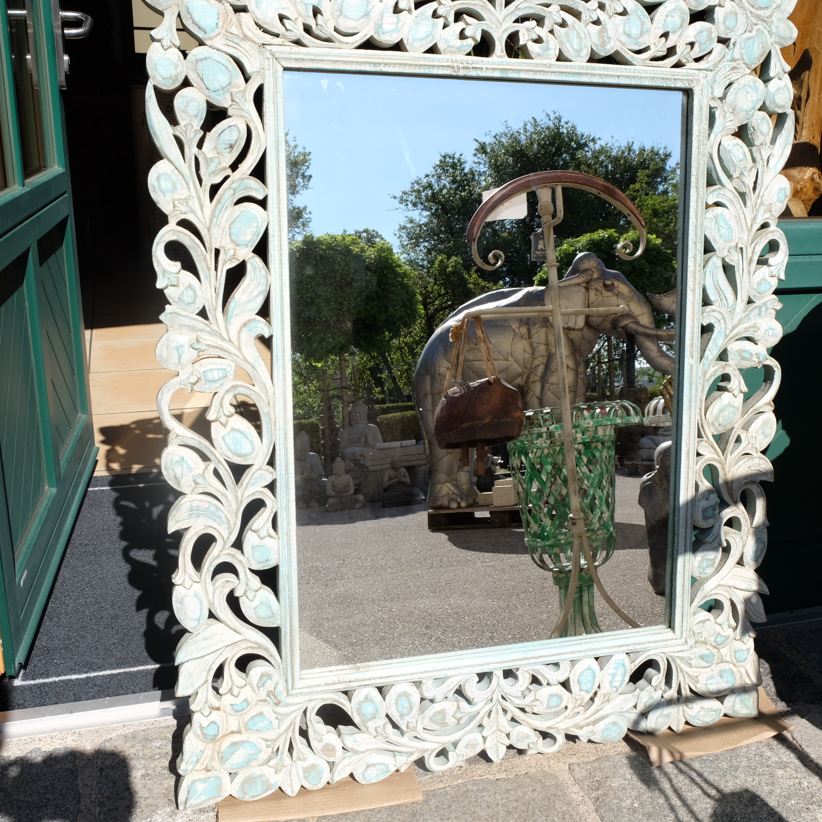 Spiegel in geschnitztem Rahmen mit floralen Ornamenten
