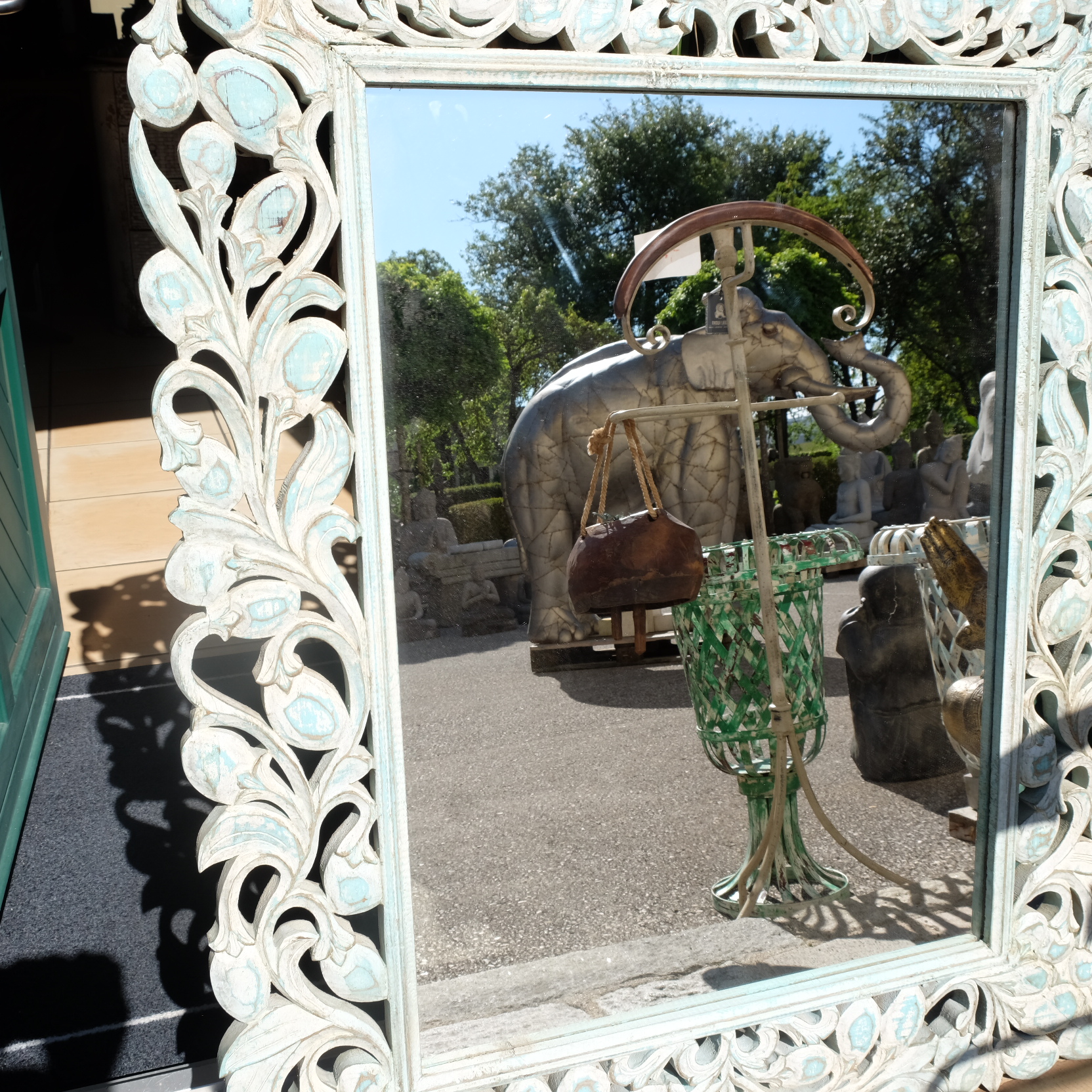 Spiegel in geschnitztem Rahmen mit floralen Ornamenten