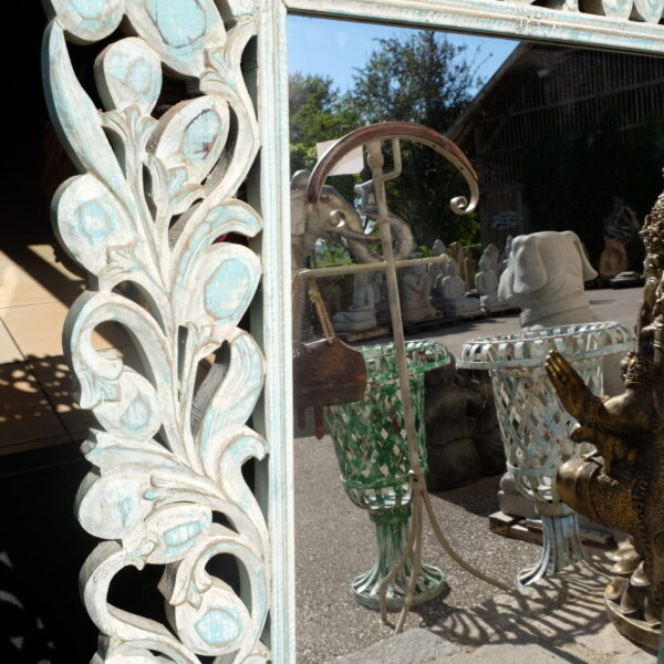 Spiegel in geschnitztem Rahmen mit floralen Ornamenten