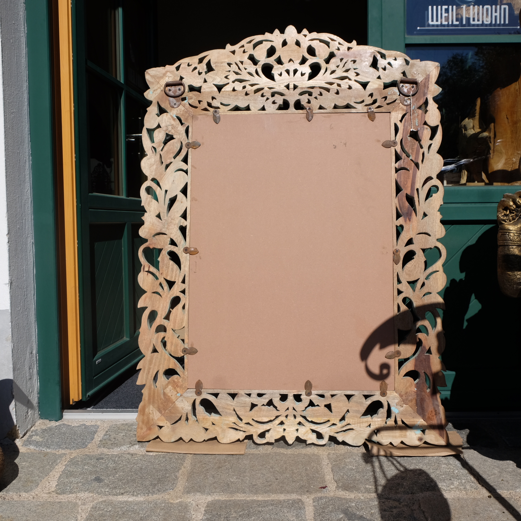 Spiegel in geschnitztem Rahmen mit floralen Ornamenten