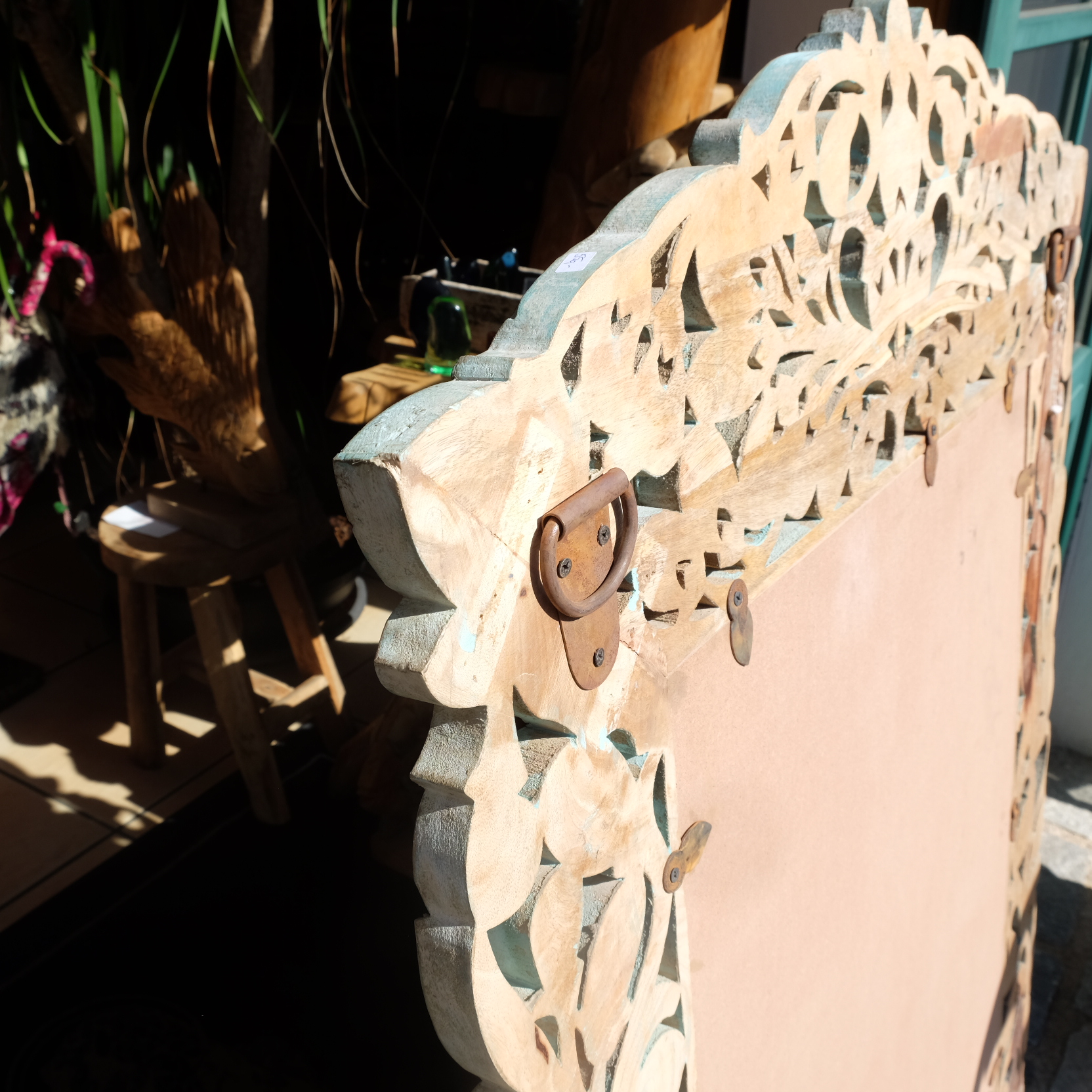 Spiegel in geschnitztem Rahmen mit floralen Ornamenten