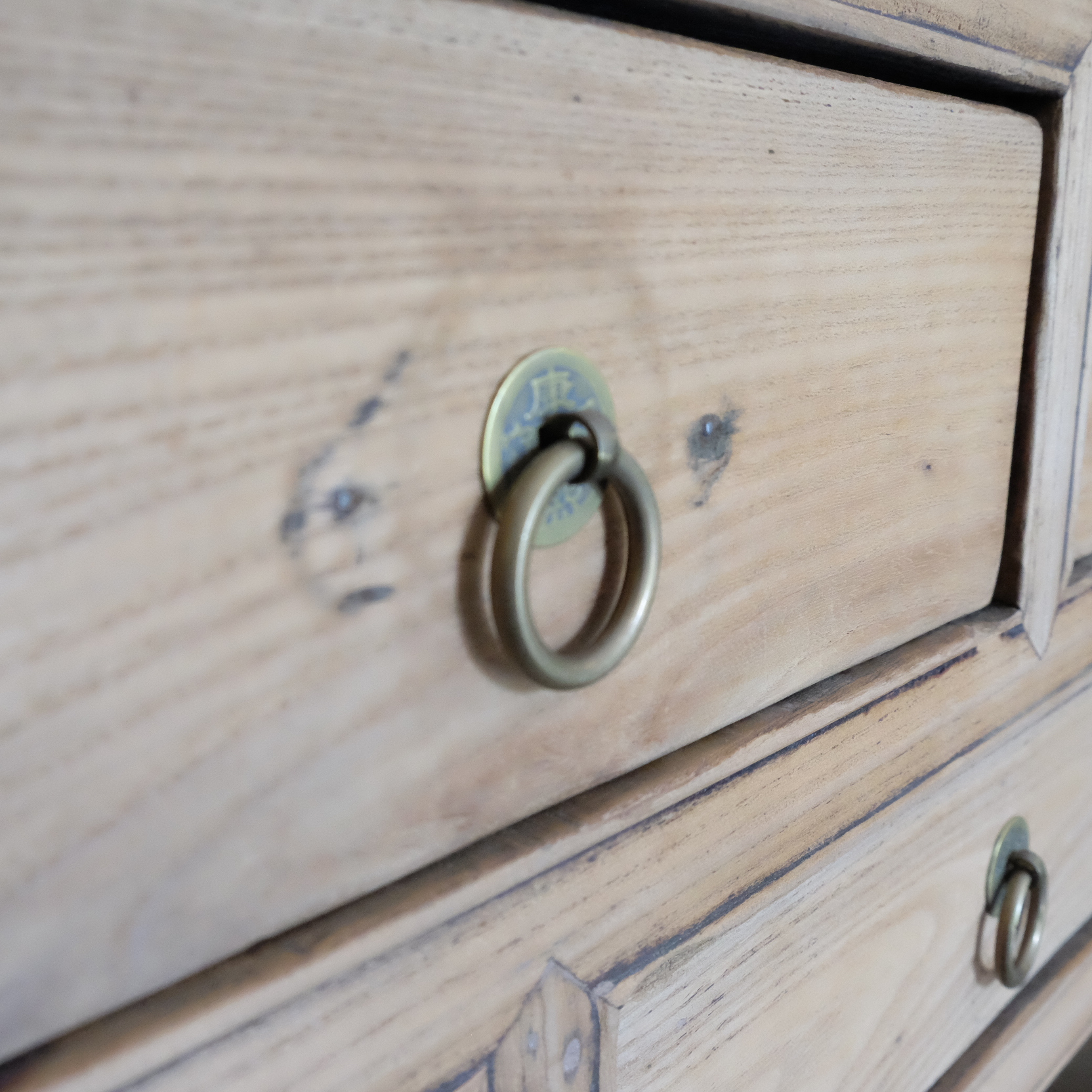 Tisch mit fünf Laden, Ulme