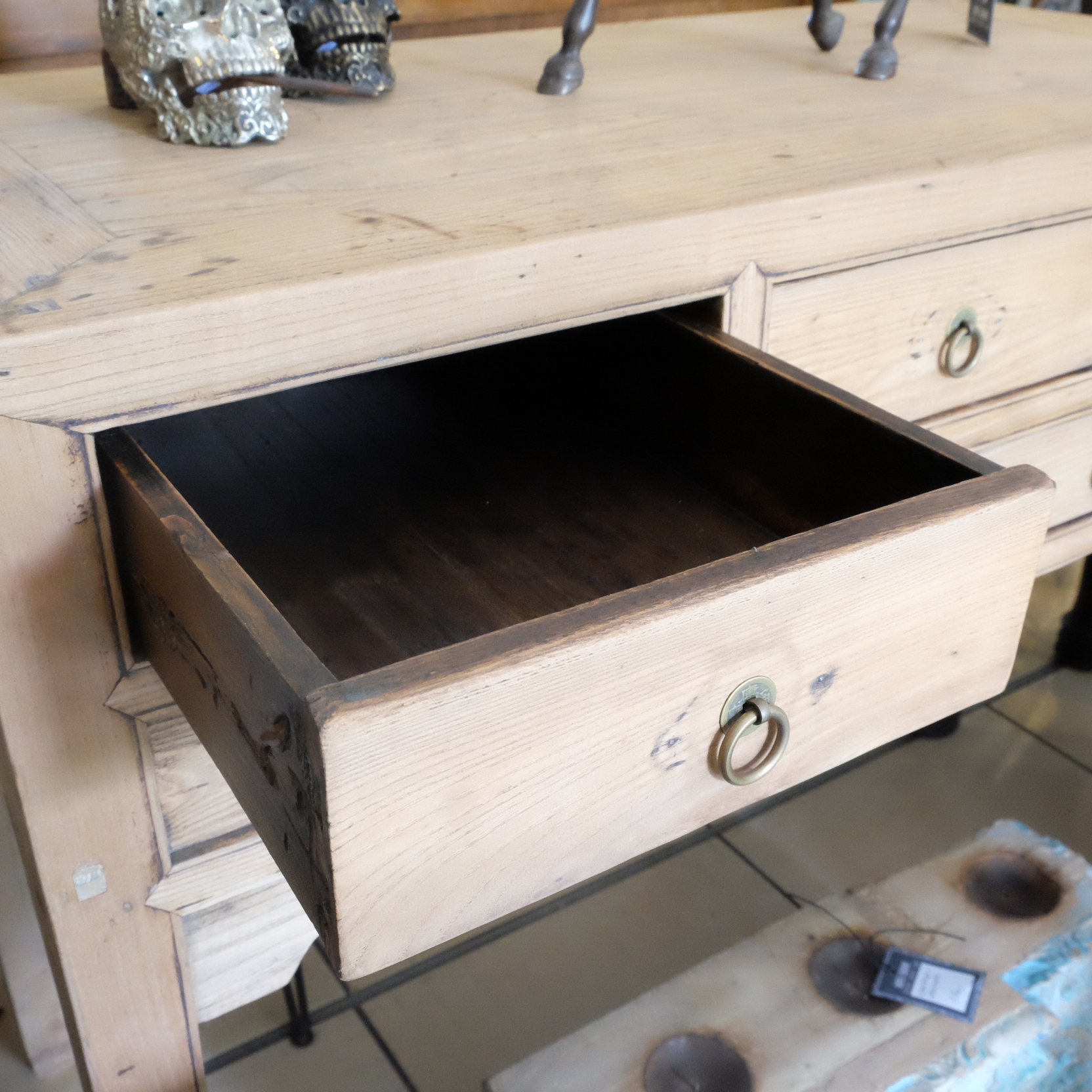 Tisch mit fünf Laden, Ulme