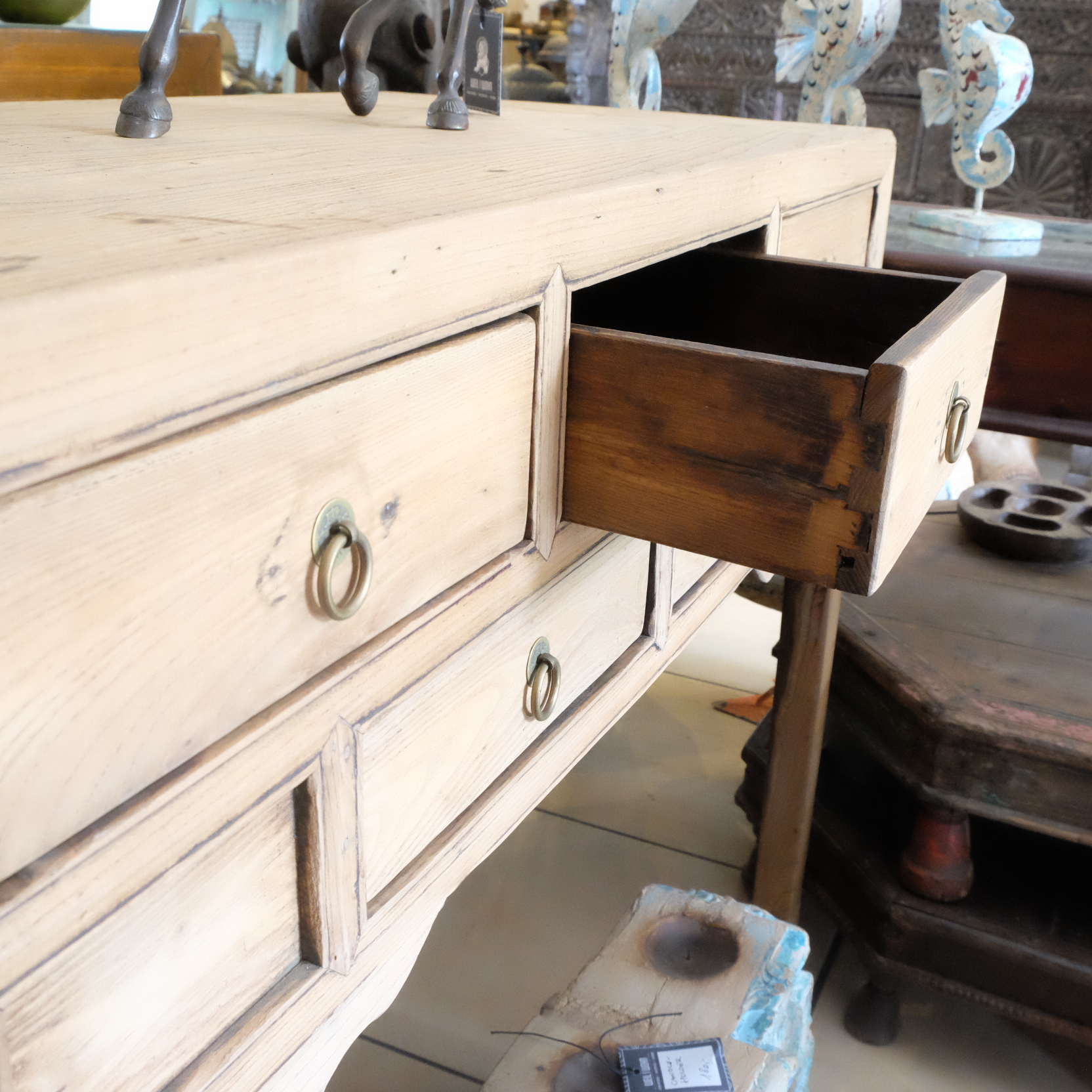 Tisch mit fünf Laden, Ulme