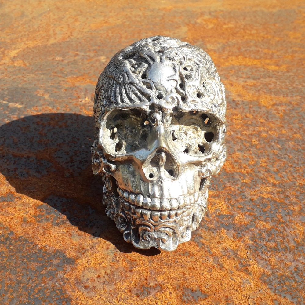 totenkopf-versilbert-vorne-weiliwohn