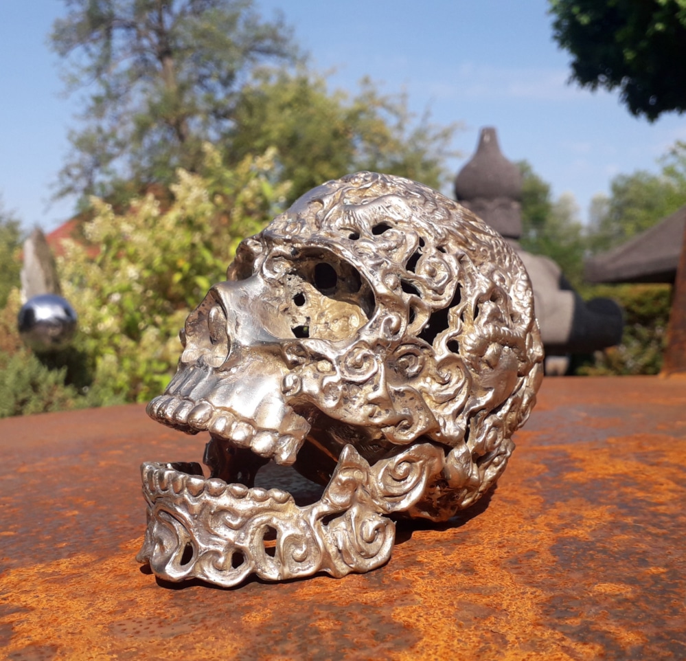 totenkopf-versilbert-weiliwohn versilberter totenkopf aus bronze