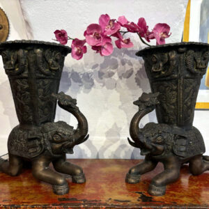 antike vasen mit elefanten aus bronze