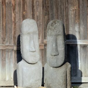 Moai aus frostsicherem Flussstein