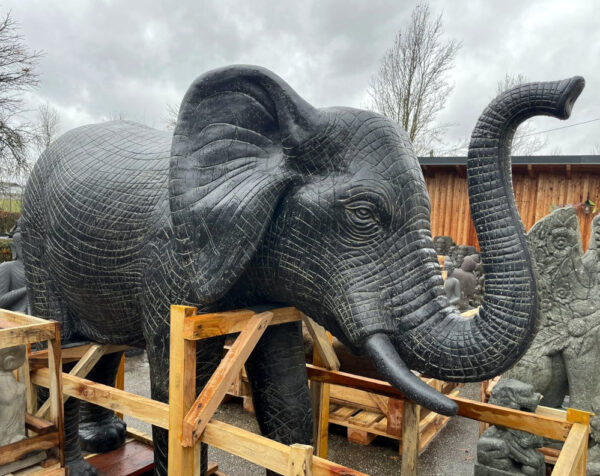 Großer Elefant aus frostsicherem Steinguss, Eyecatcher