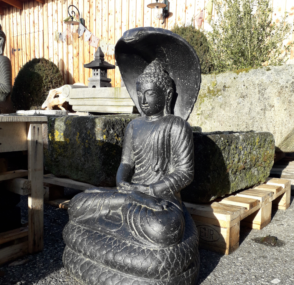 Buddha mit Kobra aus frostsicherem Steinguss