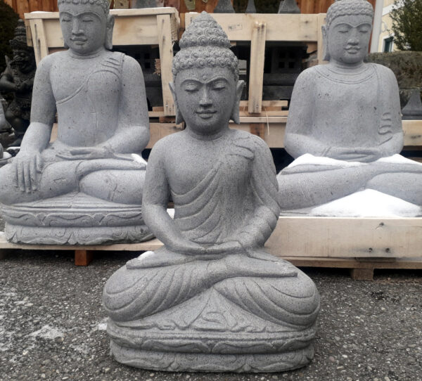 handgehauener buddha aus riverstone 60 cm frostsicher