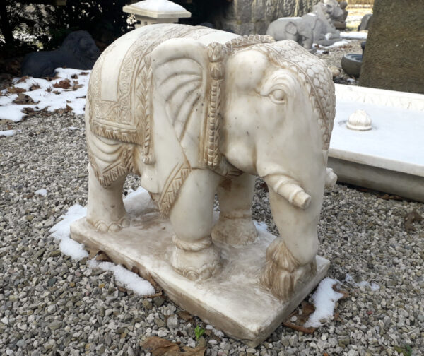 elefant aus weissem marmor