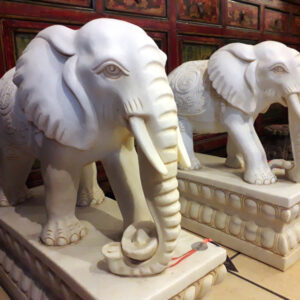elefant aus weissem marmor