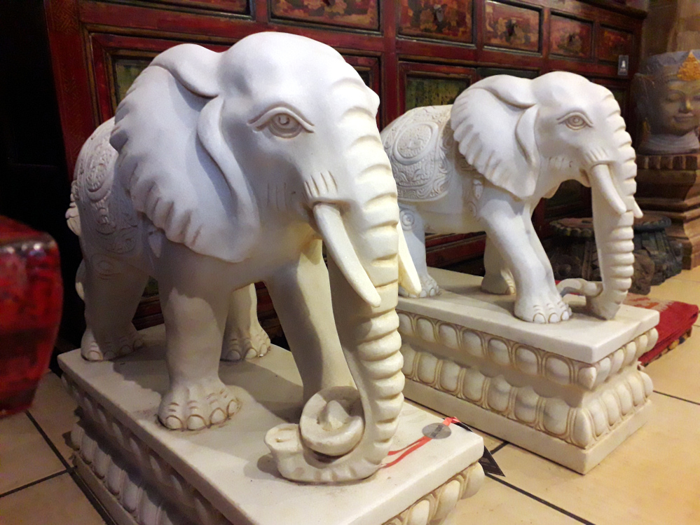 elefant aus weissem marmor