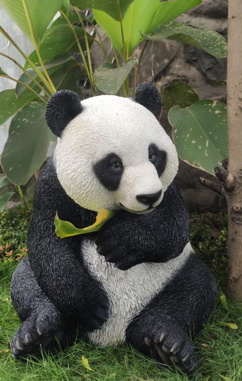 panda aus steinguss im gruenen