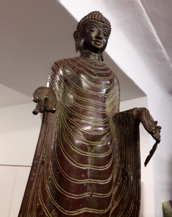 stehender buddha aus massiver bronze