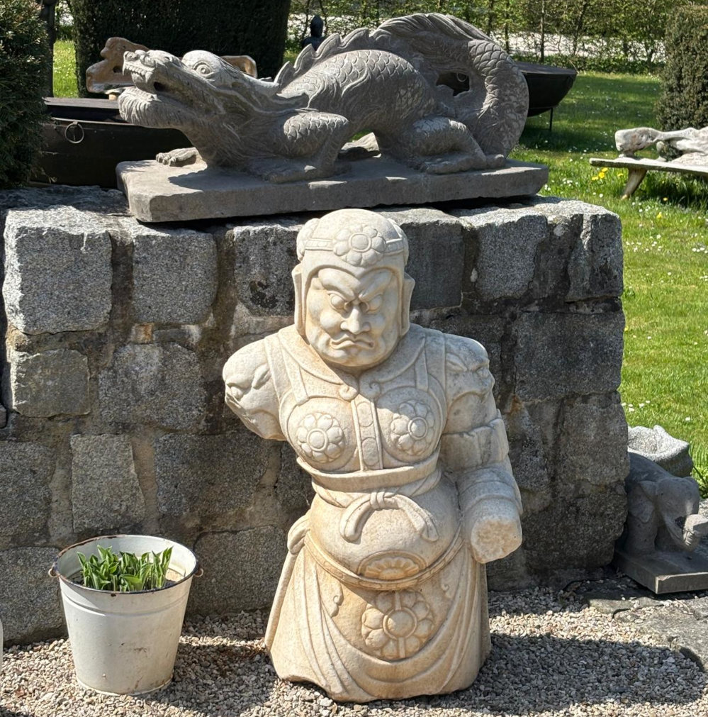 antiker samurai aus weissem marmor