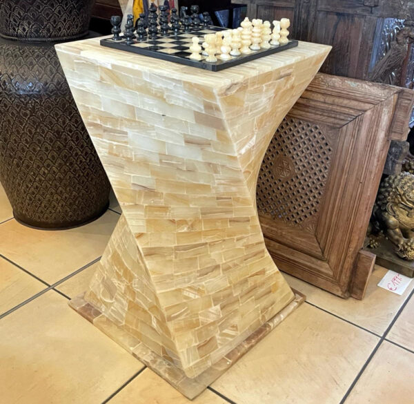Tisch aus Onyx mit Schachbrett