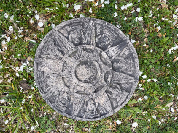 runde steinplatte aus frostsicherem lavastein