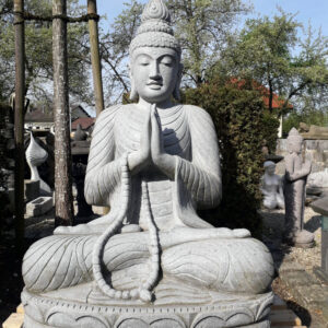 frostsicherer buddha aus flussstein