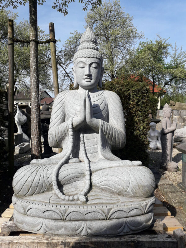 frostsicherer buddha aus flussstein