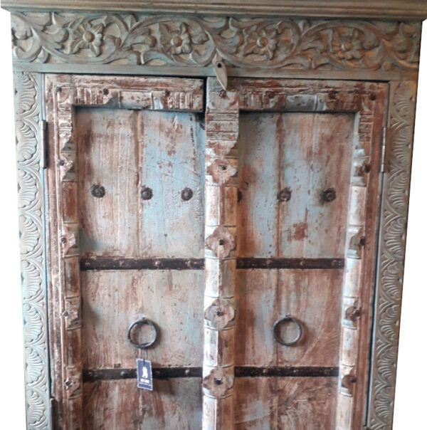 indischer schrank mit blauer patina