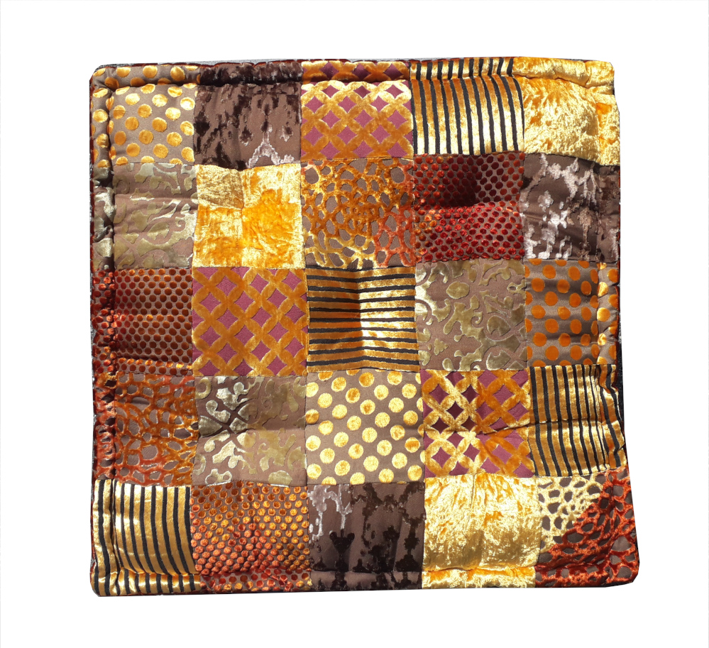 grosses kissen aus goldener seide