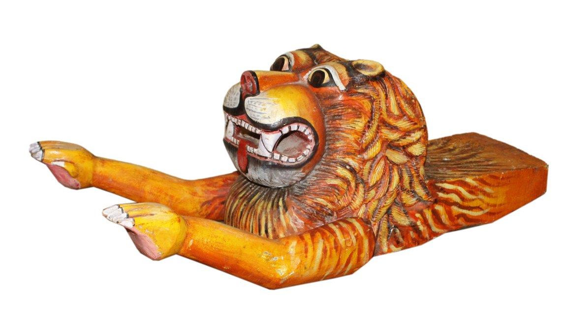 hangeschnitzter und handbemalter loewe aus indien