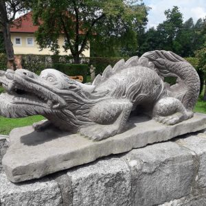drache aus frostsicherem stein