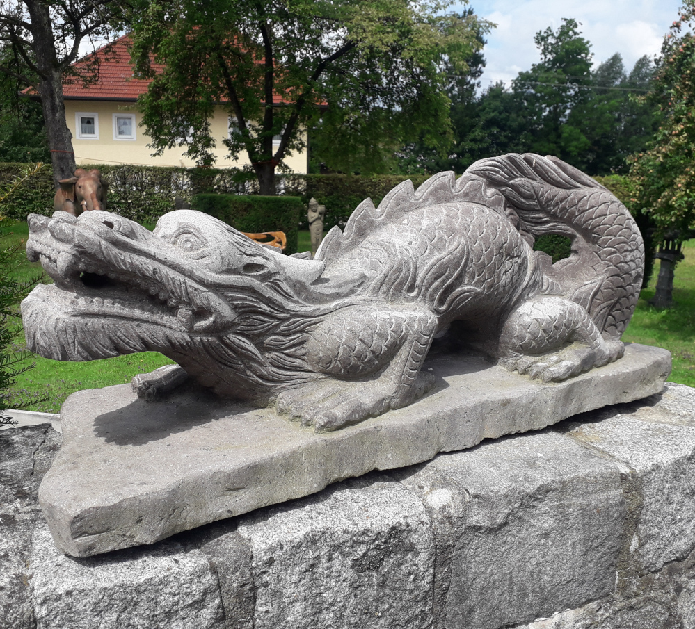 drache aus frostsicherem stein