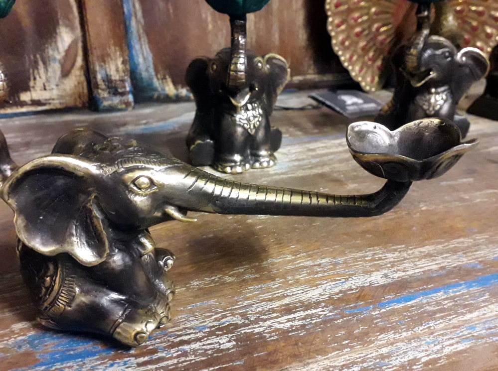 elefant mit langem ruessel aus bronze