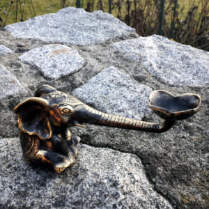 elefant mit langem ruessel