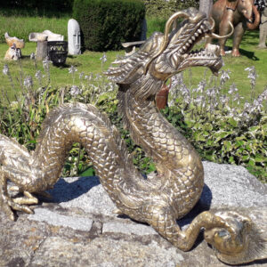 grosser drache aus messing