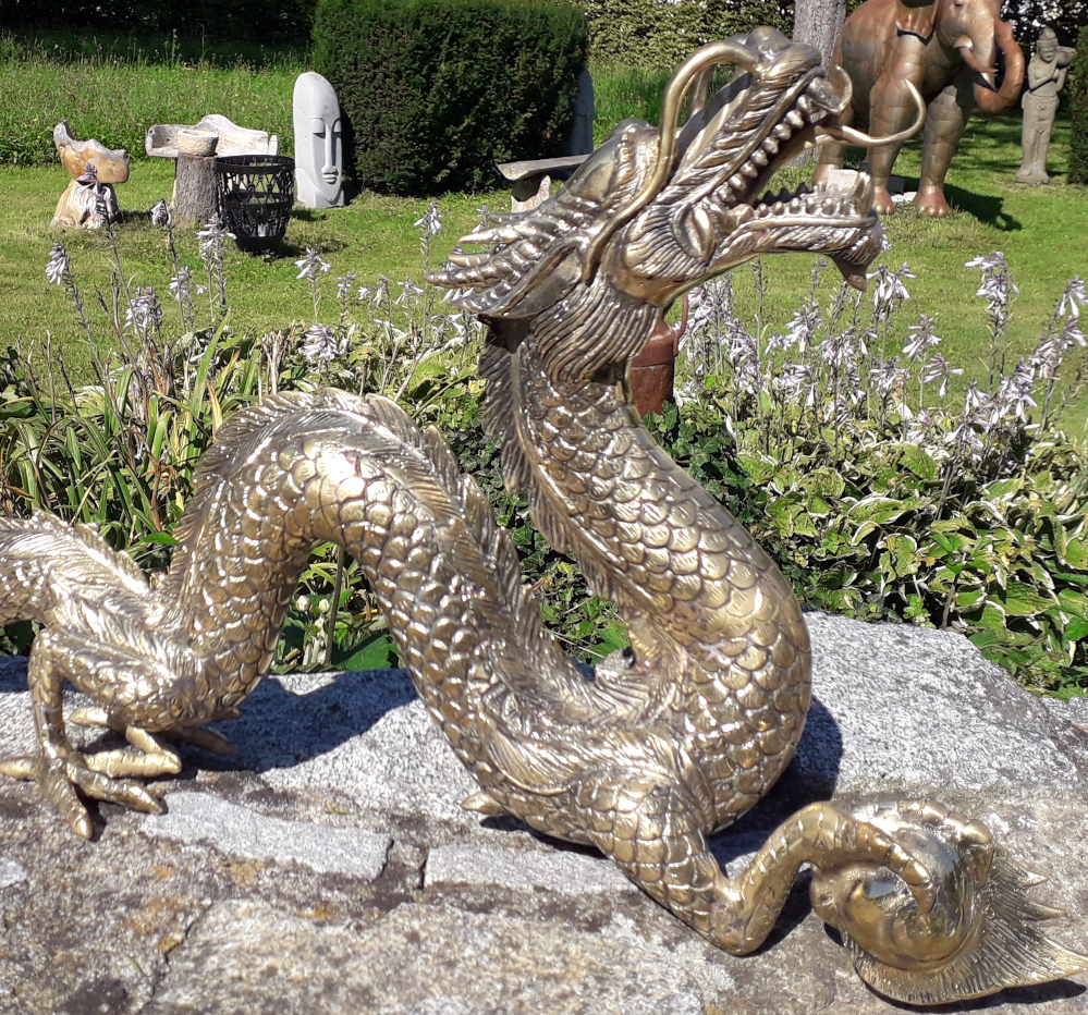 grosser drache aus messing
