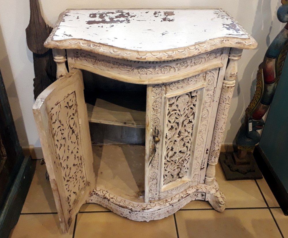 kleiner verzierter schrank aus indien