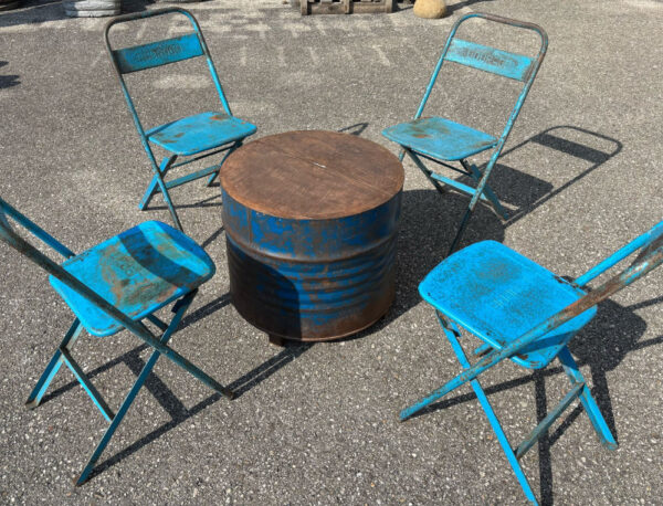 blaues set aus eisen bestehend aus vier klappsessel und einem Tisch