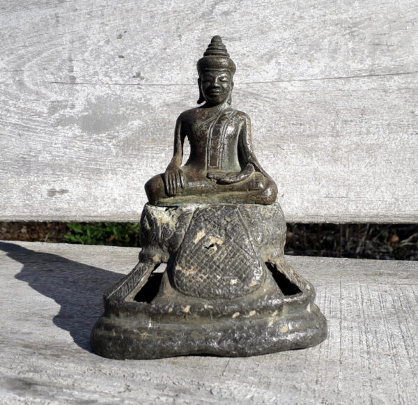 antiker buddha auf bleisockel