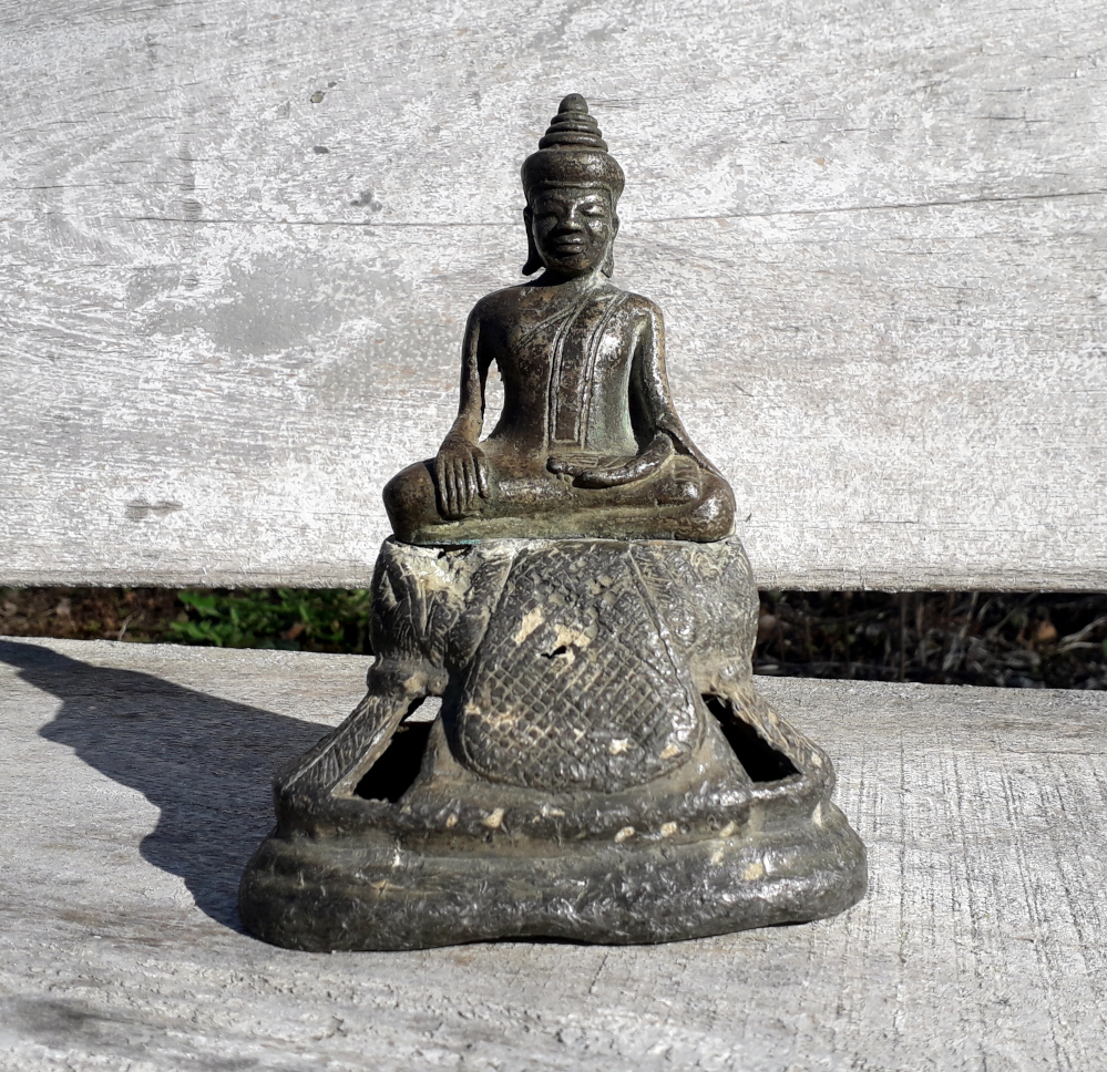 antiker buddha auf bleisockel