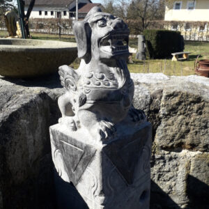 fabelwaechter auf säule aus china