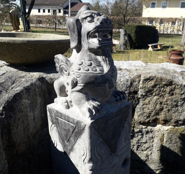 fabelwaechter auf säule aus china