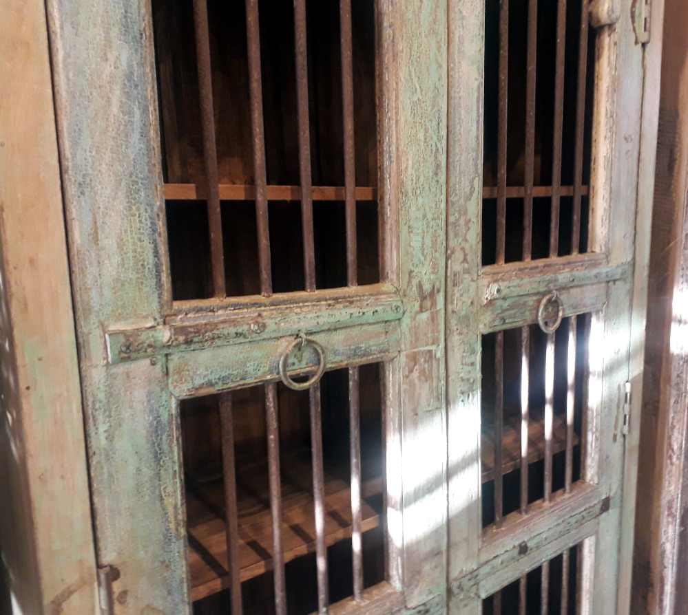 schrank mit gittertueren