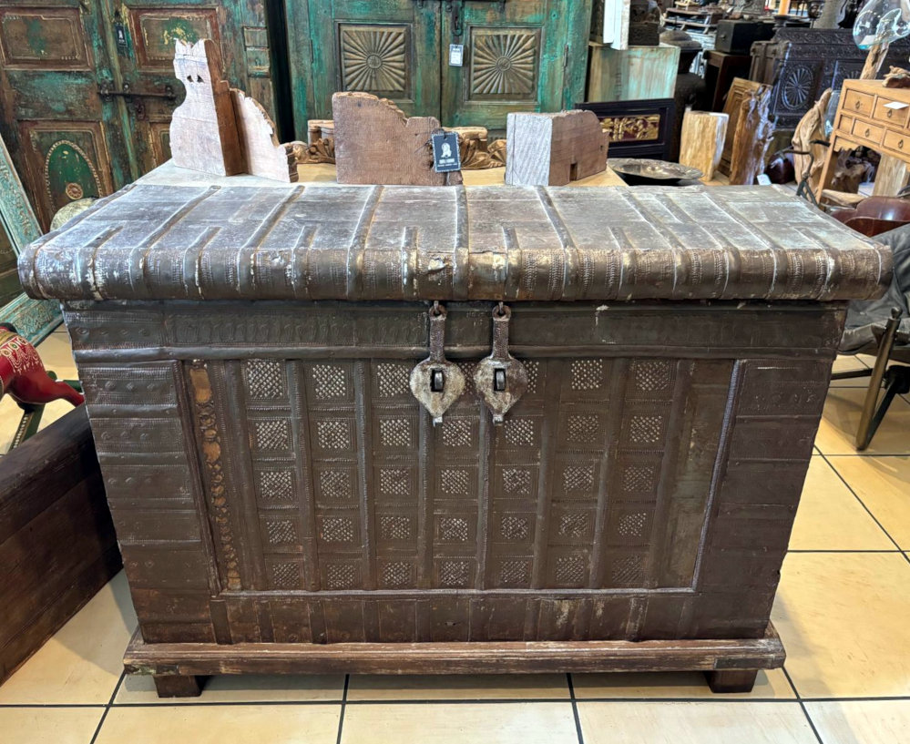 grosse metallbeschlagene truhe aus indien