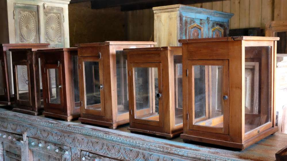 Alte Vitrinen für Sammelobjekte