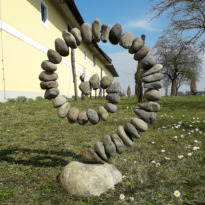 steinspirale auf dem kopf stehend