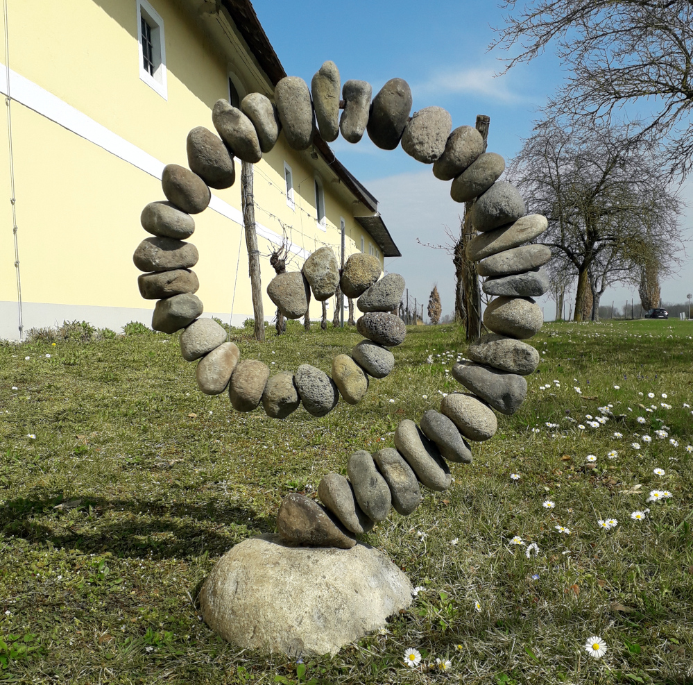 steinspirale auf dem kopf stehend