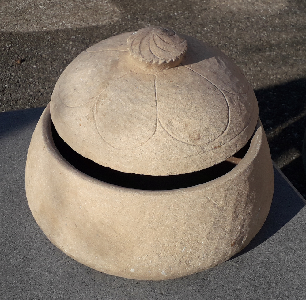 alte box aus sandstein