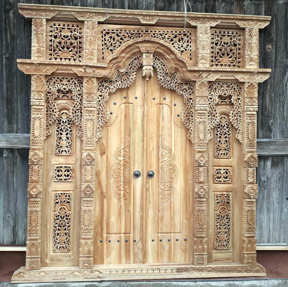 großes tor aus indonesien, handgeschnitztes teakholz