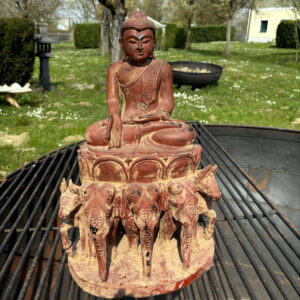 antiker buddha auf seinem elefantenthron