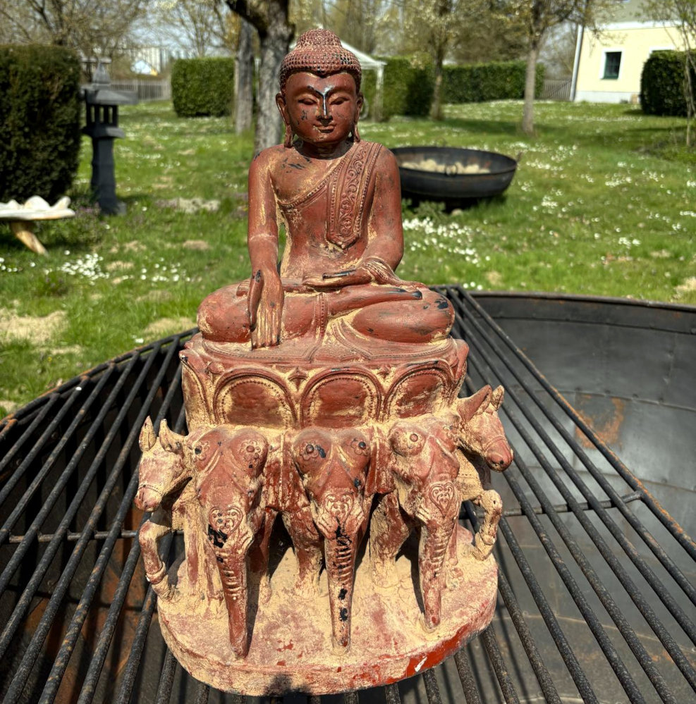 antiker buddha auf seinem elefantenthron